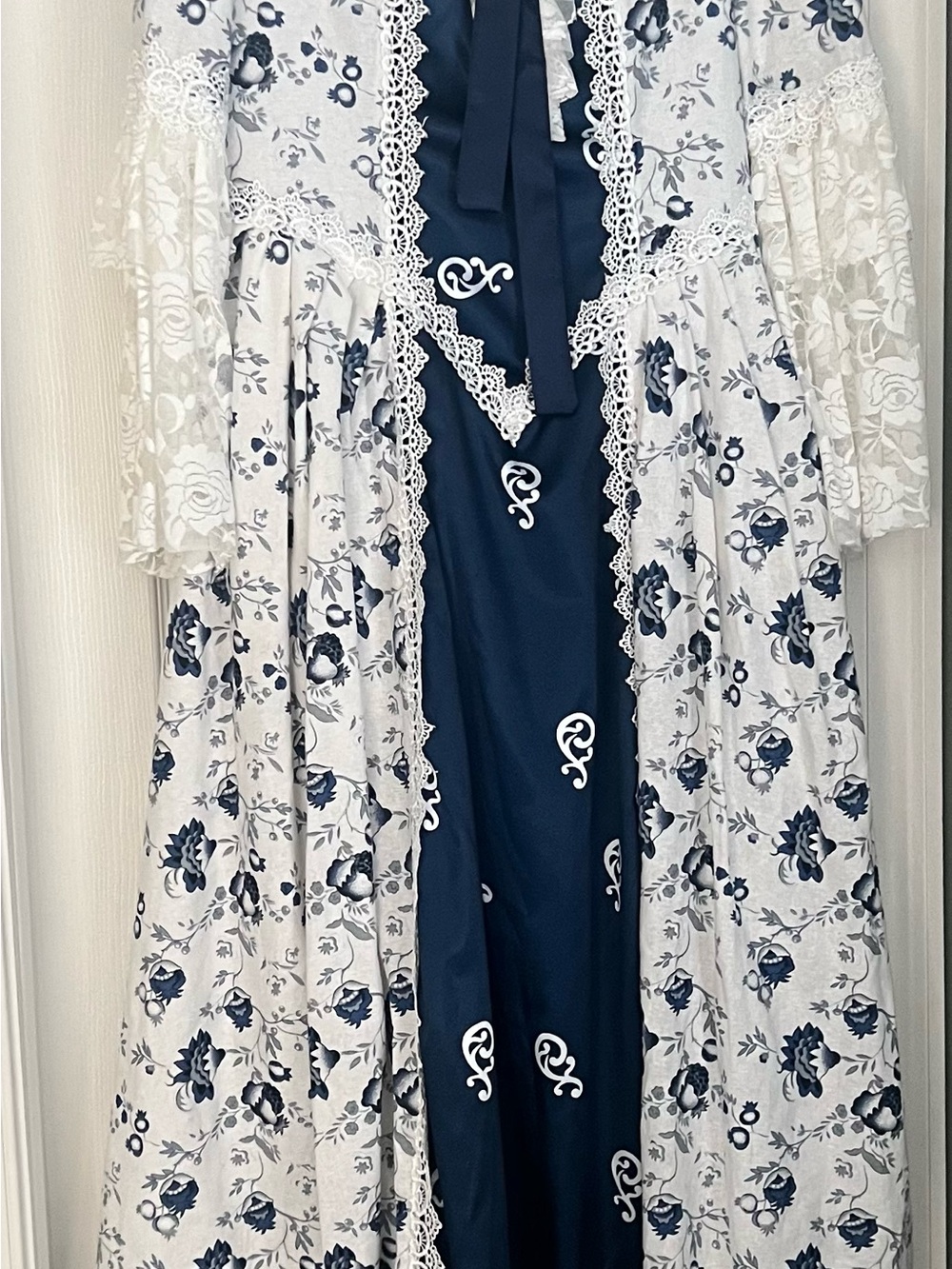 Stunning Vintage White and Navy Floral Lace-Trim historic Dress costume